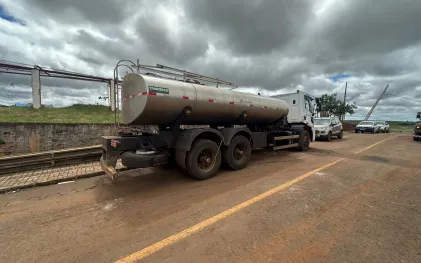 CAMINHAO PIPA COM CEU CINZA PARA TEMPESTADE
