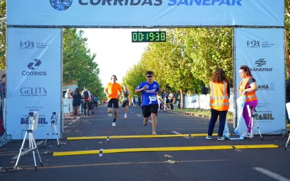 atletas profissionais e amadores participaram de corridas da Sanepar pelo Paraná