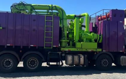 Caminhão de alta capacidade de sucção para a limpeza de galerias pluviais contratado pela Sanepar