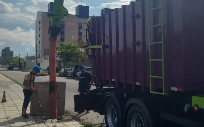 Sanepar faz limpeza de galerias pluviais para prevenir que entupimentos na rede de drenagem causem transbordamento de esgoto no Litoral
