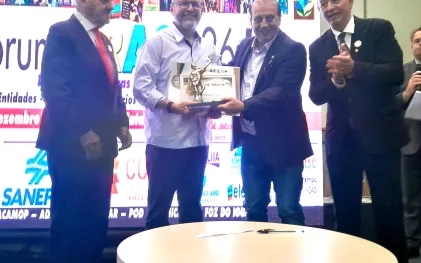 presidente da sanepar wilson bley recebe homenagem 