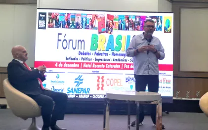 presidente da saneapr fala em evento denominado Forum Brasil 26+