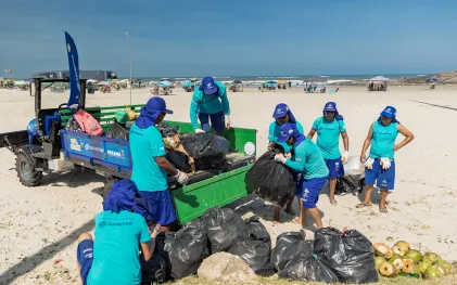 Equipe contratada pela Sanepar fazendo limpeza na praia de Matinhos