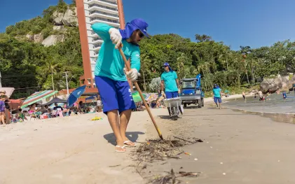 Equipe contratada pela Sanepar fazendo limpeza na praia de Matinhos