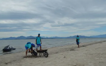 Limpeza da praia na Ilha das Peças