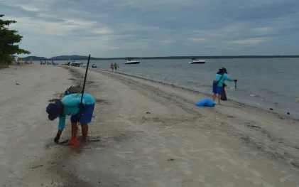 Limpeza da praia na Ilha das Peças