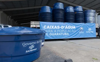 Caminhão com 500 caixas-d'água entregues no Litoral 