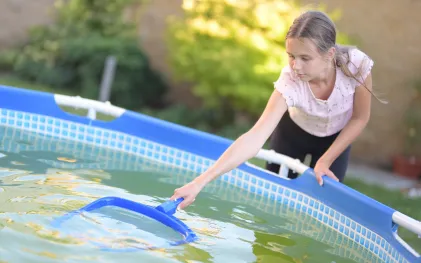 Cobrir as piscinas e tratá-las são formas simples de usar a água de maneira mais racional e prolongar sua vida útil, sem precisar descartar a água todos os diass