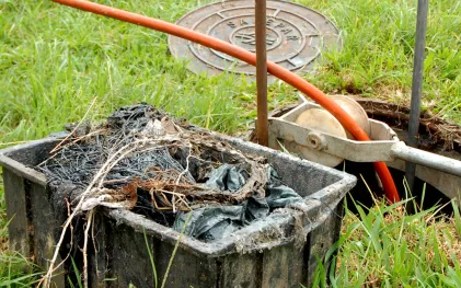 Lixo, óleo de cozinha e água de chuva prejudicam o esgoto e podem causar entupimentos, extravasamentos na rede e refluxo nos imóveis 