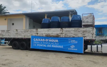 Caminhão com 500 caixas-d'água entregues no Litoral 