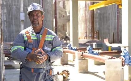 Equipes de trabalho em obras desenvolvidas pela Sanepar
