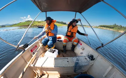 Equipes multidisciplinares percorrem o lago com barcos para resgatar animais silvestres