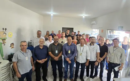 autoridades em reunião 