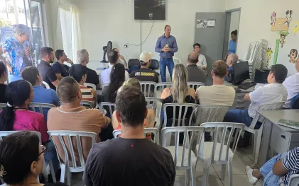 autoridades em reunião 