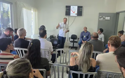 autoridades em reunião 