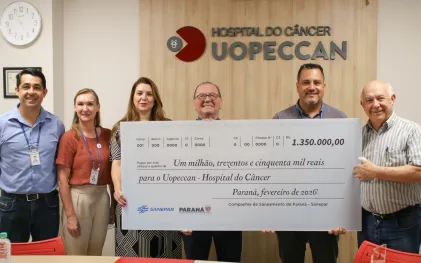Sanepar entrega cheque simbólico para representantes da Uopeccan