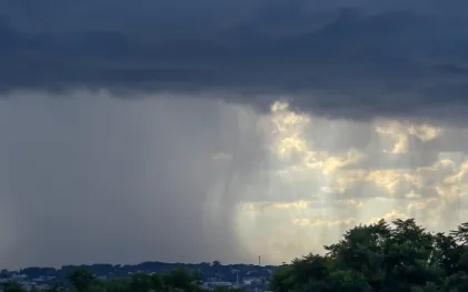 Tempestades com altos volumes de chuva atingem o Paraná no fim de semana. Sanepar explica como estar preparado para evitar desabastecimento.