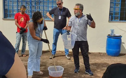 profissionais da sanepar ensinam a fazer sabado com oleo de cozinha