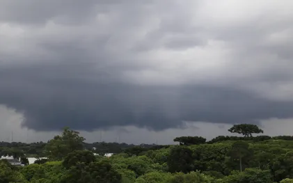 Tempestades com altos volumes de chuva atingem o Paraná no fim de semana. Sanepar explica como estar preparado para evitar desabastecimento.