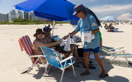 Equipe contratada pela Sanepar fazendo limpeza na praia de Matinhos