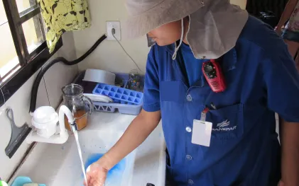 técnicos estão vistoriando ligação de esgoto nos imóveis