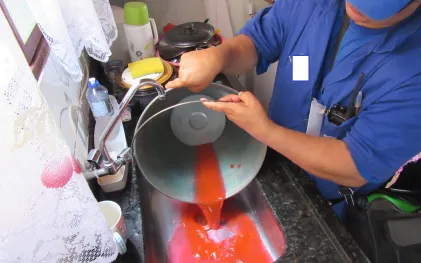 técnicos estão vistoriando ligação de esgoto nos imóveis