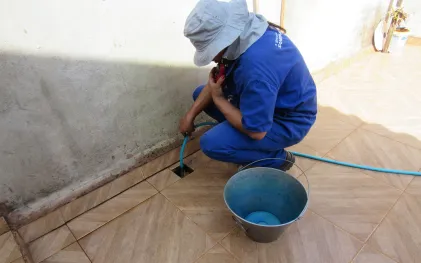 técnicos estão vistoriando ligação de esgoto nos imóveis