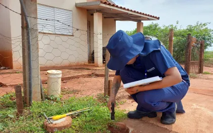 técnicos estão vistoriando ligação de esgoto nos imóveis