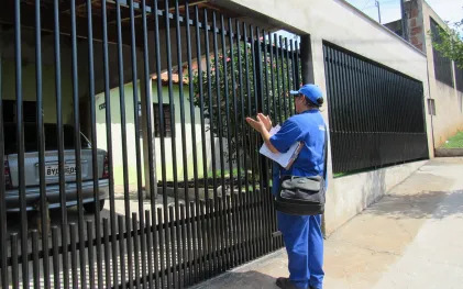 técnicos estão vistoriando ligação de esgoto nos imóveis