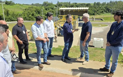 autoridades de Cianorte e gerentes e técnicos da Sanepar visitando obra