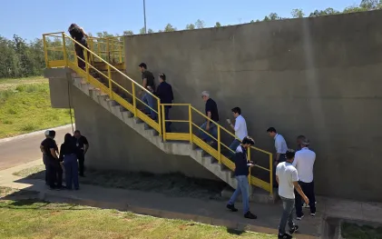 autoridades de Cianorte e gerentes e técnicos da Sanepar visitando obra