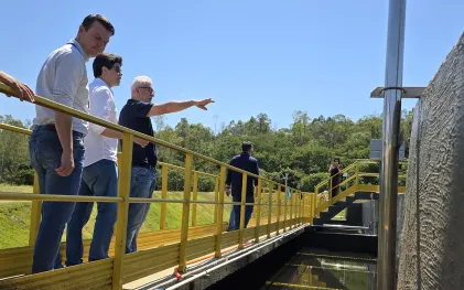 autoridades de Cianorte e gerentes e técnicos da Sanepar visitando obra