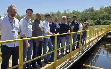 autoridades de Cianorte e gerentes e técnicos da Sanepar visitando obra