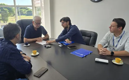 autoridades de Cianorte e gerentes e técnicos da Sanepar no gabinete