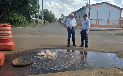 prefeito, gerentes e tecnicos da sanepar em obra de água