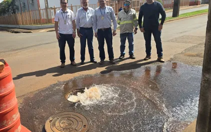 prefeito, gerentes e tecnicos da sanepar em obra de água