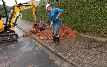 Sanepar evita abrir buracos nas ruas em consertos com uso do “tatuzinho”