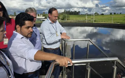 autoridades e representantes da sanepar visitando a estação de tratamento de esgoto