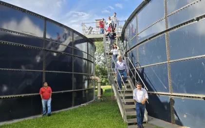 autoridades e representantes da sanepar visitando a estação de tratamento de esgoto