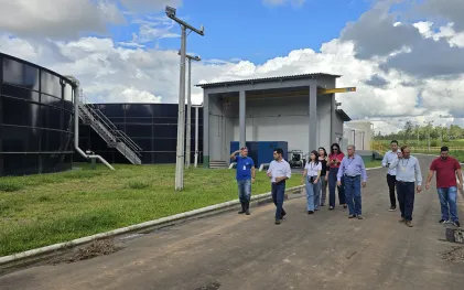 autoridades e representantes da sanepar visitando a estação de tratamento de esgoto