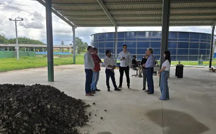 autoridades e representantes da sanepar visitando a estação de tratamento de esgoto