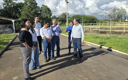 autoridades e representantes da sanepar visitando a estação de tratamento de esgoto
