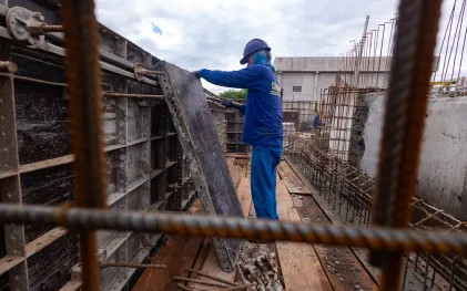 Obreiro constrói unidade de saneamento