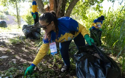 Voluntários da Sanepar limpando as margens do Rio Belém