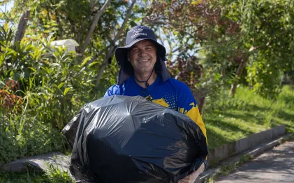 Voluntários da Sanepar limpando as margens do Rio Belém