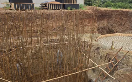 obra da elevatória de esgoto com ferragens à amostra e trabalhadores