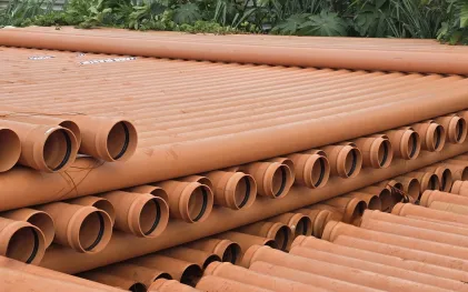 tubulações de esgoto no estoque da obra