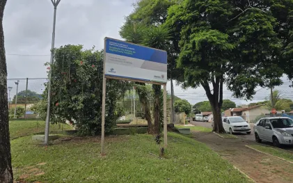 placa indica investimentos em obras da Sanepar na zona 6