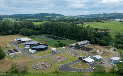 Vista aérea da Estação de Tratamento de Esgoto Boi Pintado, em Santo Antônio da Platina, exibindo tanques circulares e instalações operacionais cercadas por uma área verde