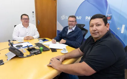 O diretor-presidente da Sanepar, Wilson Bley, assina a nova parceria para abastecer comunidades rurais na Lapa. O prefeito da cidade, Diego Ribas, e o vereador Mário da Farmácia, participaram da reunião que formalizou a parceria.